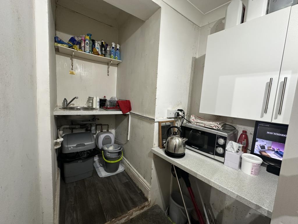 Lot: 73 - MIXED COMMERCIAL AND RESIDENTIAL UNIT FOR INVESTMENT - Commercial Unit Kitchen